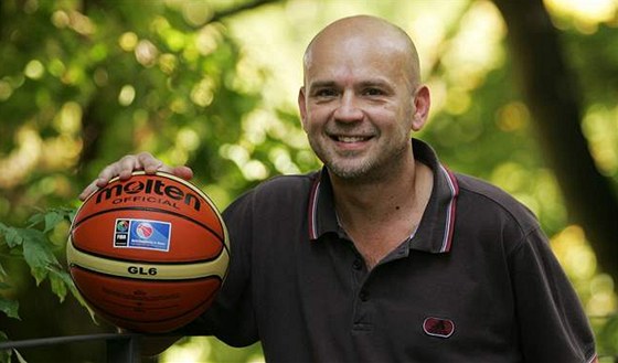 Roman Maleek toho stíhá hodn. Je karlovarským radním, éfuje KV Aren a bazénovému centru, psobí jako manager karlovarského enského basketbalového týmu BK Lokomotiva a te bude nov i oddávat novomanele.