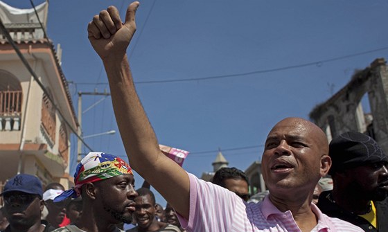 Martelly zdraví své píznivce bhem kampan. Nalevo od nj stojí i hudebník Wyclef Jean, který kandidátovi vyjádil podporu