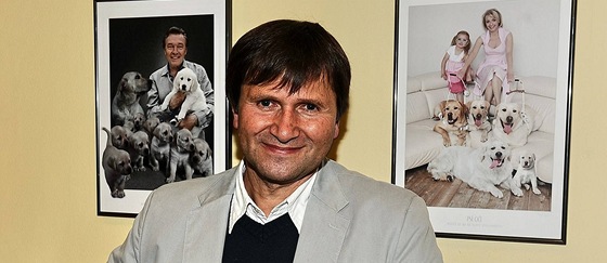 Jan Hruínský u fotografií známých osobností se psy 