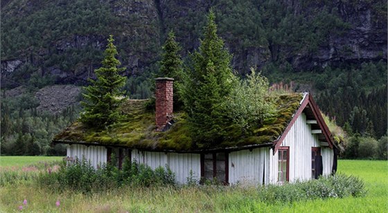 Poslední obyvatel tohoto rodinného domu pracoval jako horský prvodce. Koeny strom ale bohuel prorazily stechu domu. Ten je nyní prakticky neobyvatelný.