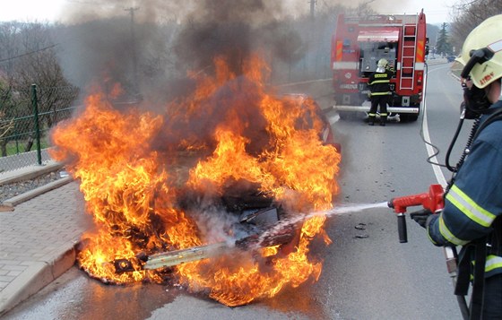 U Zlína za jízdy zaalo hoet auto se tylennou rodinou. (2. 4. 2011)