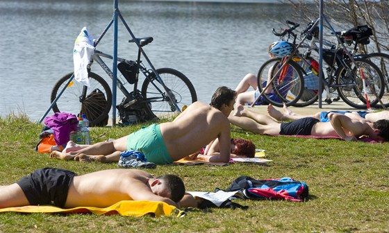 Na behu Boleveckého rybníka v Plzni vyuili lidé teplé poasí k opalování i ke koupání. (3. 4. 2011)