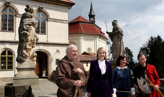 Hrad Valdtejn vítá návtvníky v nové turistické sezon v dobových krojích. Ladislav Koucký (vlevo) psobí na Valdtejn ji 30 let. Jeho dcera Andrea Juráová (vedle nj) dlá na hradu kastelánku.