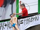 Zamstnanci Sazky odstrauj figurny sportovc viscch ze elezninho mostu v praskch Vysoanech. (4. dubna 2011)