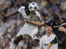SMRTC HLAVIKA. Emmanuel Adebayor z Realu Madrid stl gl u ve tvrt minut prvnho tvrtfinlovho zpasu Ligy mistr.. 