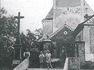 Renesann kostel z Jestab na historickm snmku. Za komunist se z nj stala ruina.