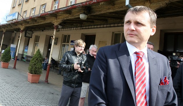 Ministr Vít Bárta při prohlídce jihlavského nádraží. Ministr Vít Bárta při prohlídce jihlavského nádraží.