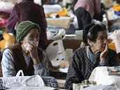 Japonky z msta Minamisanriku evakuovan po tsunami z 11. bezna reaguj na zprvy o dalm zemtesen (8. dubna 2011)