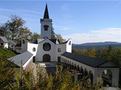 Dnen kostel Panny Marie Pomocn ve Zlatch Horch byl postaven po revoluci a stoj na mst pvodnho kostela, kter zbourali komunist.