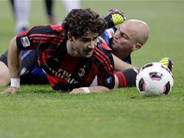 SOUBOJ NA ZEMI. Pato (vepedu) z AC Miln a Esteban Cambiasso z Interu. 