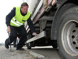 Policejn kontrola kamion na dlnici D1 na Vysoin.