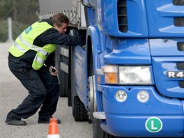 Policejn kontrola kamion na dlnici D1 na Vysoin.