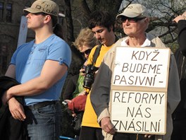 V Brn protestovalo nkolik stovek lid proti vldnm reformm (7. dubna 2011)