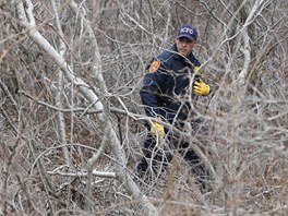 Policist prohledvaj oblast u Oak Beach v USA, kde u nali osm tl (4. dubna 2011)