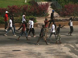 lenov nebezpen mldenick milice vrn Laurentu Gbagbovi jdou ulic pedmstm Abidanu (2. dubna 2011)