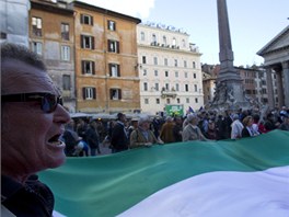 Demonstrace proti Berlusconimu v m (5. dubna 2011)