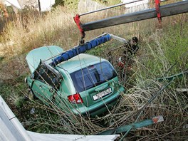 Po nehod v karlovarsk tvrti Na Vyhldce skonila idika i s vozem ve strni.