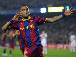 CAN YOU HEAR ME? Dani Alves asi dobe zn hity fotbalovch ampiont. Po druhm glu Barcelony do st achtaru Donck se to snail naznait.