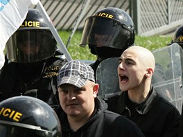 Pznivci DSSS pochoduj Krupkou. (9. ledna 2011)