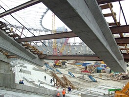 Rozestavn fotbalov stadion v Kyjev, kde se u za 14 msc m hrt EURO.