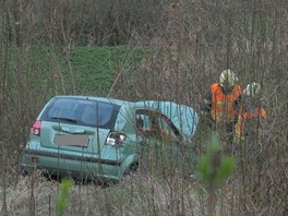 Po nehod v karlovarsk tvrti Na Vyhldce skonila idika i s vozem ve strni.