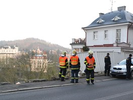 Po nehod v karlovarsk tvrti Na Vyhldce skonila idika i s vozem ve strni.