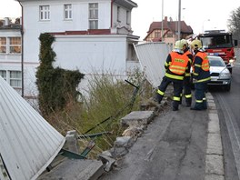 V karlovarsk tvrti Na Vyhldce vyltla idika pi nehod ze silnice.