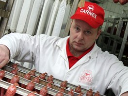 Ren Martinka, spolumajitel firmy Carnex ve Francov Lhot, stoj mezi klobskami ve zrajc komoe.
