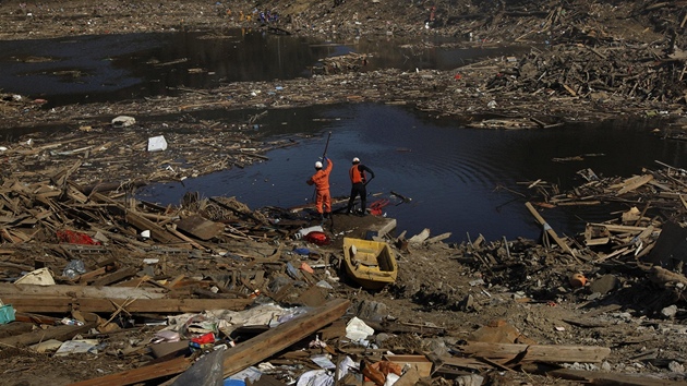 Záchranái hledají tla Japonc zabitých vlnou tsunami  (5. dubna 2011)