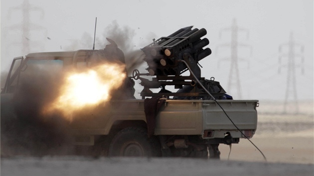 Libyjtí povstalci ostelují Kaddáfího pozice z raketomet (1. dubna 2011)