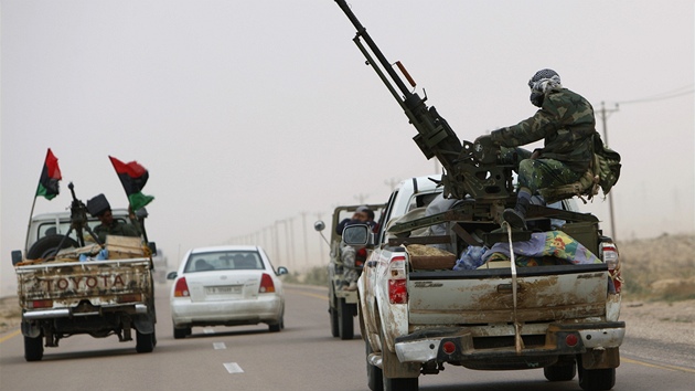 Libyjtí povstalci u msta Adedábíjá (7. dubna 2011)