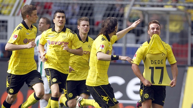 Fotbalisté Dortmunde se radují z gólu. Vpravo je stelec Mario Goetze.