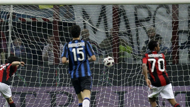 Pato z AC Milán (vlevo) dává gól do sít Interu.