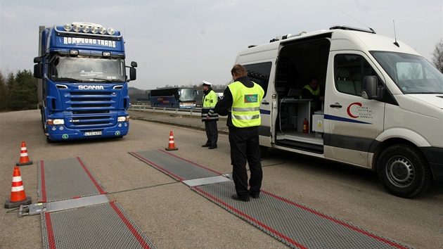 Policejní kontrola kamion na dálnici D1 na Vysoin.