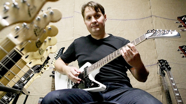 Martin vehla vyrobil kytaru pro Tomáe Krulicha z Kabát
