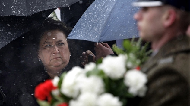 Manelka polského prezidenta Bronislawa Komorowského na smutení ceremonii nedaleko Smolensku