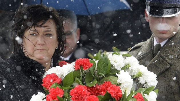 Manelka polského prezidenta Komorowského pokládá kvtiny za obti tragické letecké havárie ve Smolensku