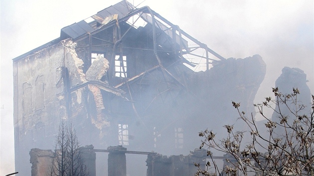 Trosky továrny v Chropyni, kterou takka kompletn zniil poár v dubnu 2011.