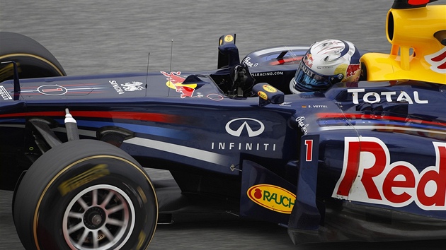 BYL NEJRYCHLEJÍ. Sebastian Vettel z Red Bullu si jede pro první místo v kvalifikaci Velké ceny Malajsie.