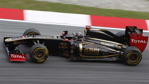 Nmecký pilot Renaultu Nick Heidfeld na trati kvalifikace Velké ceny Malajsie.