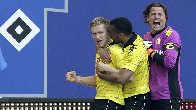 ZA MINUTU DVANÁCT. Jakub Blaszczykowski z Dortmundu (vlevo) se raduje z vyrovnávací branky v zápase s Hamburkem, kterou vstřelil v závěrečných vteřinách. ZA MINUTU DVANÁCT. Jakub Blaszczykowski z Dortmundu (vlevo) se raduje z vyrovnávací branky v zápase s Hamburkem, kterou vstřelil v závěrečných vteřinách.