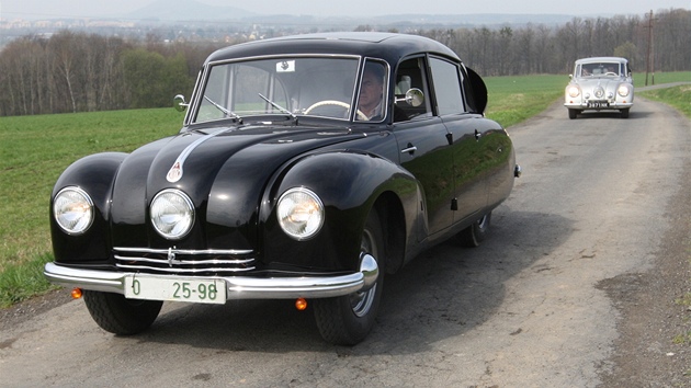 Tatra 87 z roku 1949(erná),která byla zrenovována pro architekta Normana Fostera ze výcarska.