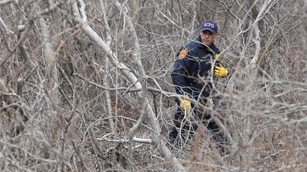 Policisté prohledávají oblast u Oak Beach v USA,  kde u nali osm tl (4. dubna 2011)