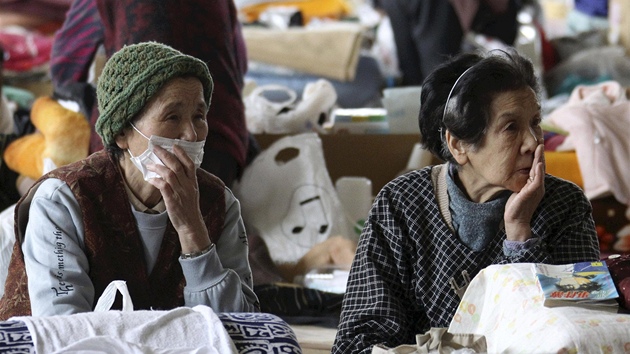 Japonky z msta Minamisanriku evakuované po tsunami z 11. bezna reagují na zprávy o dalím zemtesení (8. dubna 2011)