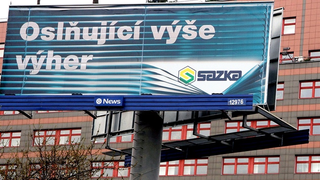 Billboard před sídlem loterijní společnosti Sazka v Praze Billboard před sídlem loterijní společnosti Sazka v Praze