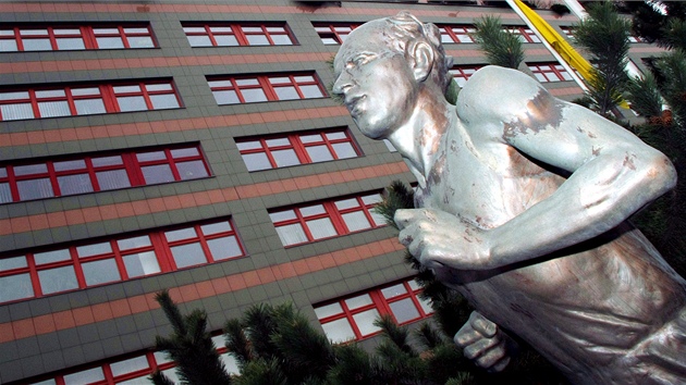 Socha Emila Zátopka před sídlem loterijní společnosti Sazka v pražských Vysočanech Socha Emila Zátopka před sídlem loterijní společnosti Sazka v pražských Vysočanech