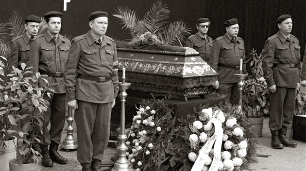 Poslední rozloučení s Evženem Plockem na nádvoří jihlavského podniku Motorpal. (12. dubna1969) Poslední rozloučení s Evženem Plockem na nádvoří jihlavského podniku Motorpal. (12. dubna1969)