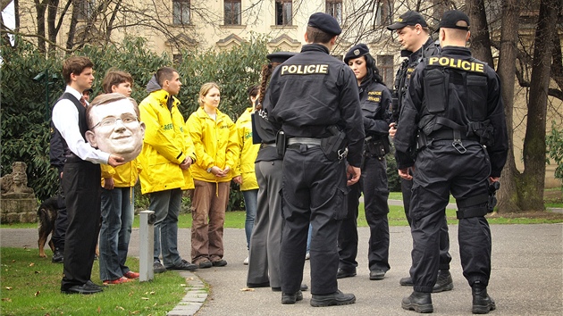 Zadrení aktivisté Greenpeace na zahrad Úadu vlády. (6. dubna 2011)