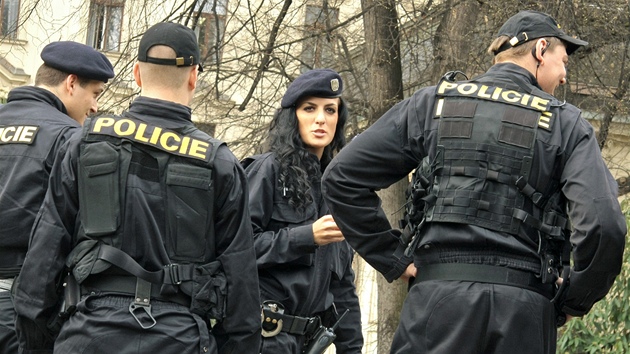Policisté pi zásahu proti aktivistm Greenpeace, kteí pronikli na zahradu Úadu vlády. (6. dubna 2011)