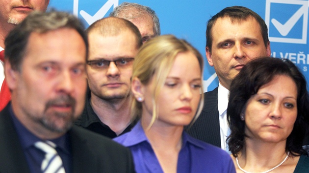 Vít Bárta schovaný za poslanci strany Vci veejné na tiskové konferenci v sídle strany. (7. dubna 2011)